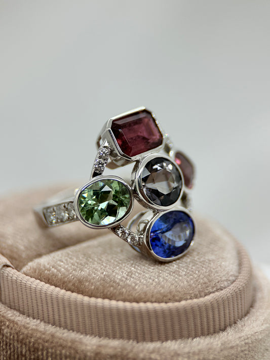 Klusterring i 18K Vitguld med Turmalin, Tanzanit & Diamanter