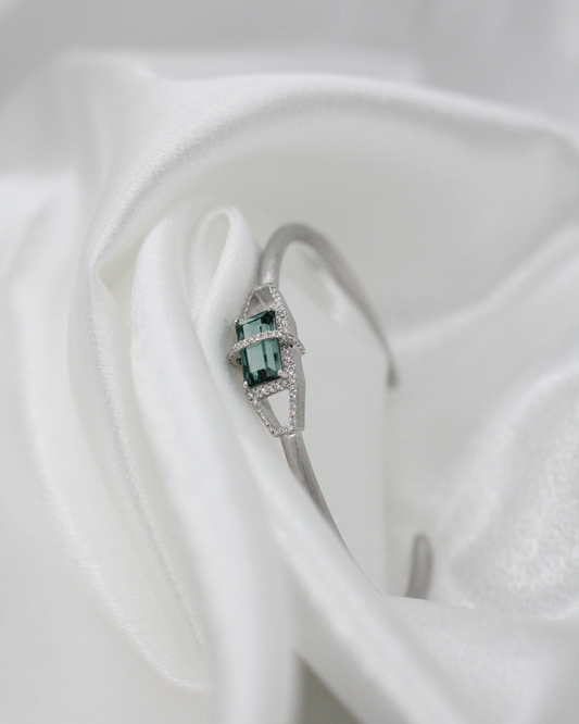 Grön Turmalin & Diamantarmring i 14K Vitguld