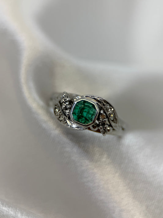 14K Smaragd- och Diamantring – Storlek 53.5