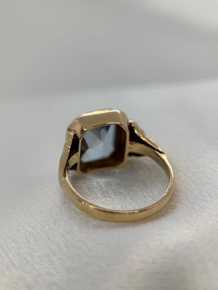 18K Ring med syntetisk spinell – Rektangulär blå sten, Storlek 59