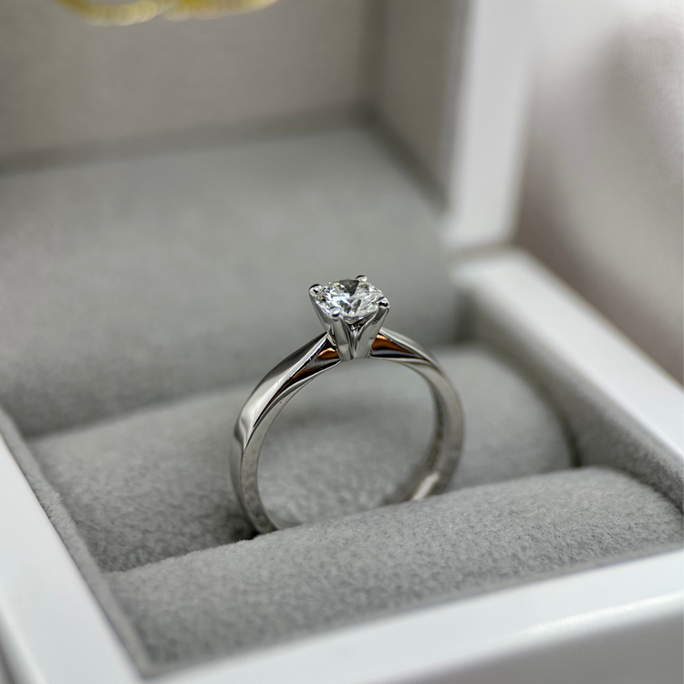 18K Enstensring 0.58 ct TWVS