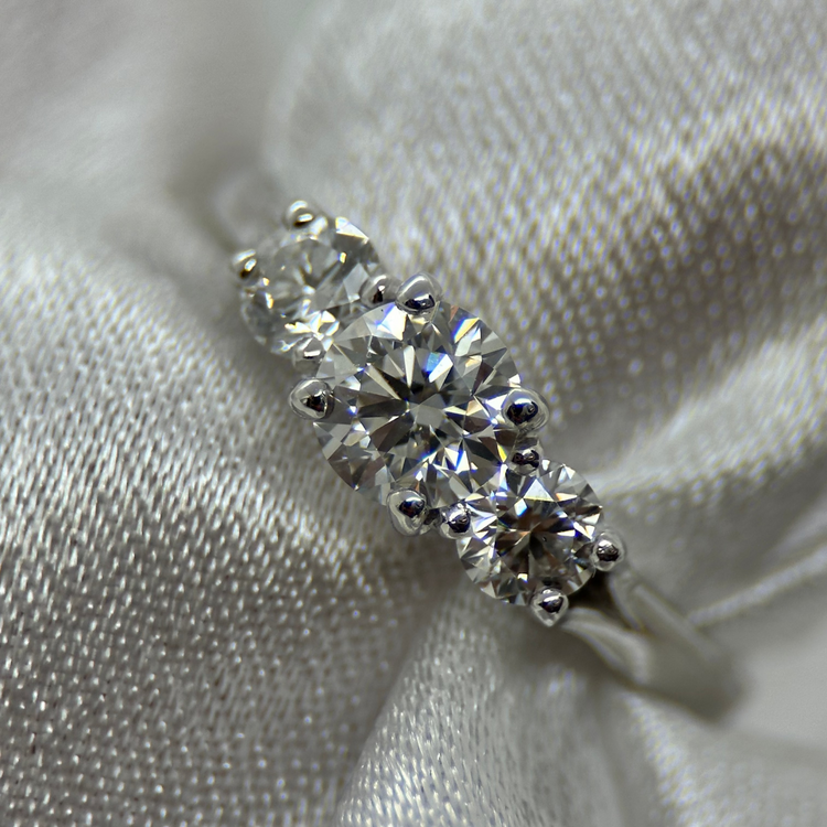 1.00 ct 3 Stens Ring TWVS