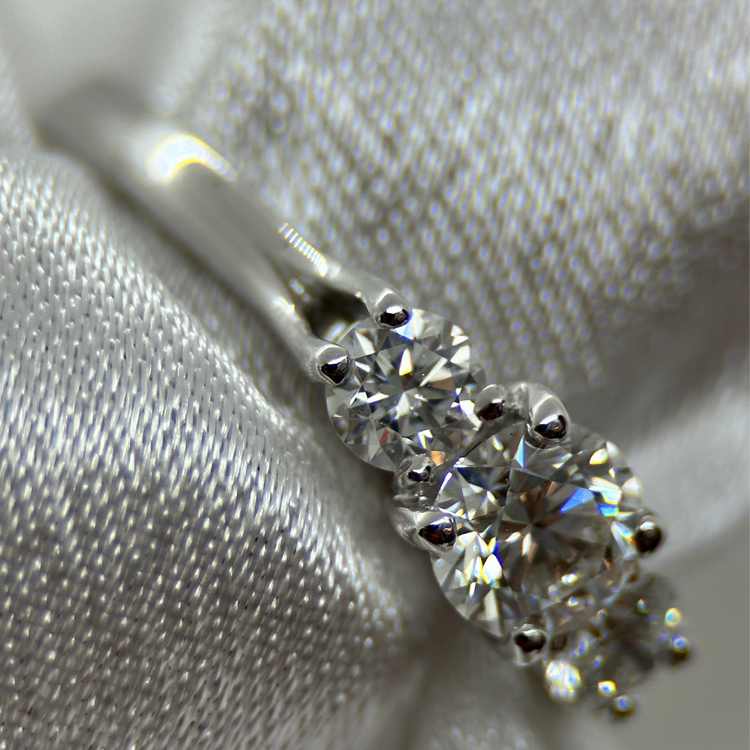 1.00 ct 3 Stens Ring TWVS