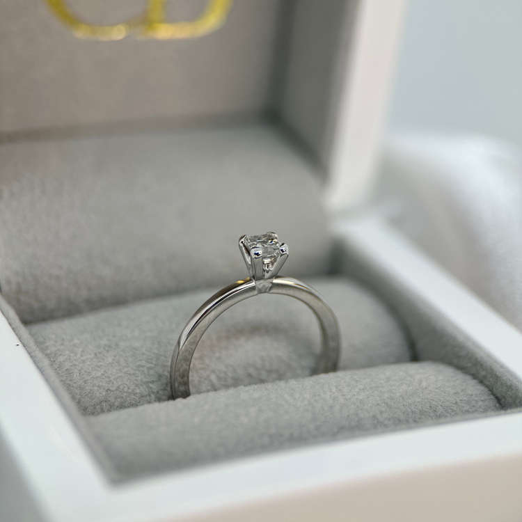 18K Asscher Slipad Enstensring 0.35 ct TWVS