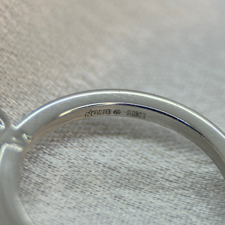 18K Asscher Slipad Enstensring 0.35 ct TWVS