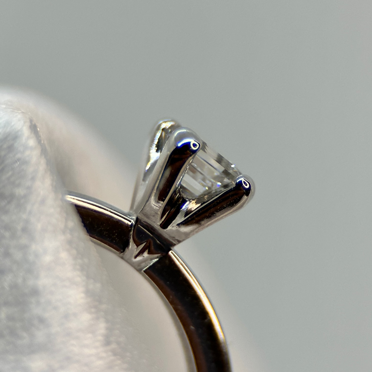 18K Asscher Slipad Enstensring 0.35 ct TWVS