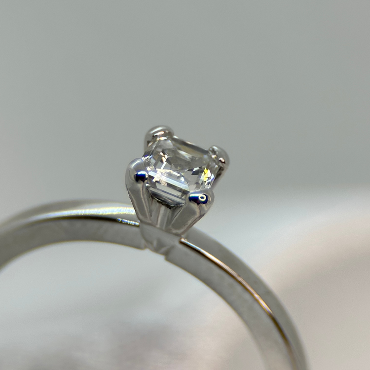 18K Asscher Slipad Enstensring 0.35 ct TWVS