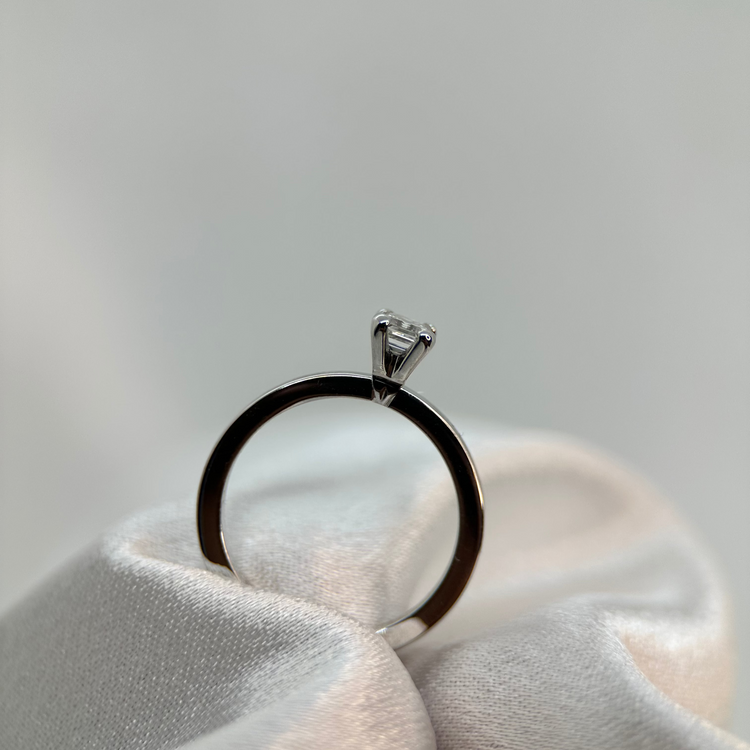 18K Asscher Slipad Enstensring 0.35 ct TWVS