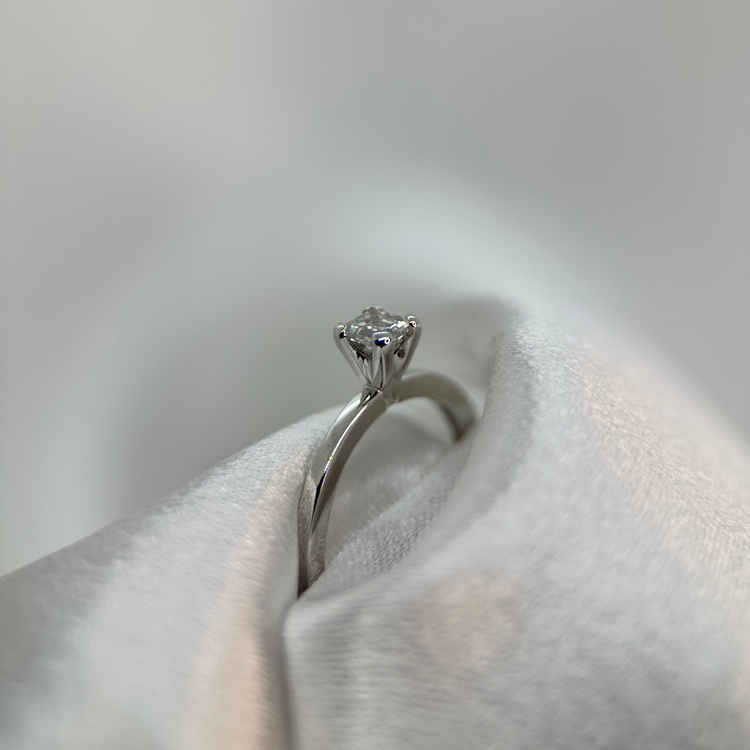 18K Asscher Slipad Enstensring 0.35 ct TWVS