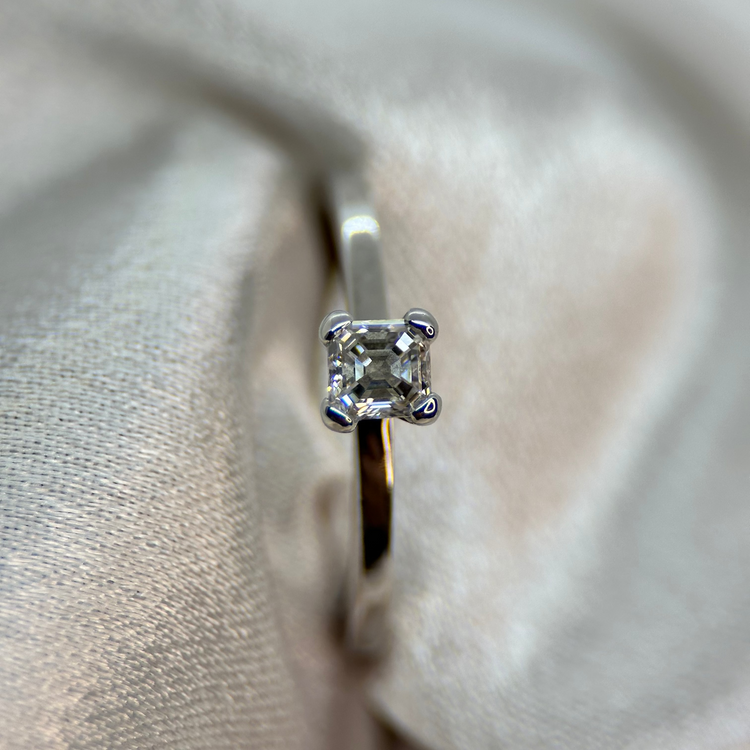18K Asscher Slipad Enstensring 0.35 ct TWVS