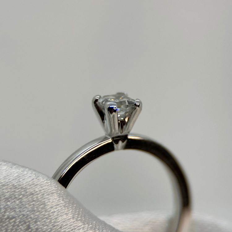 18K Asscher Slipad Enstensring 0.35 ct TWVS