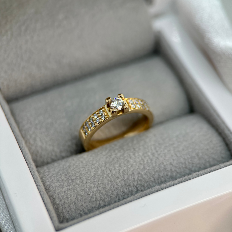 18K Enstensring med sidostenar 0.40 ct