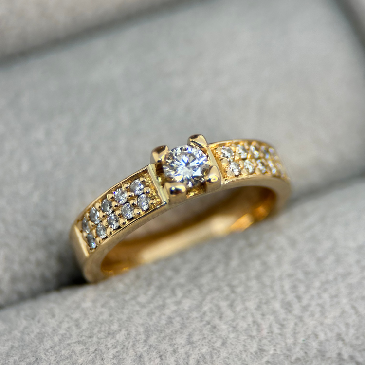 18K Enstensring med sidostenar 0.40 ct