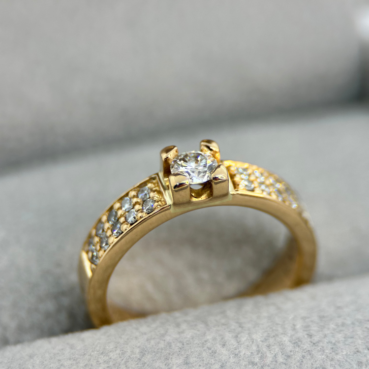 18K Enstensring med sidostenar 0.40 ct