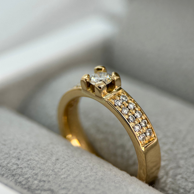 18K Enstensring med sidostenar 0.40 ct