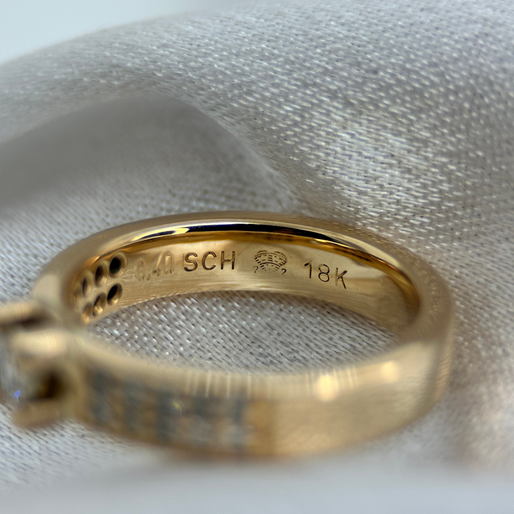 18K Enstensring med sidostenar 0.40 ct