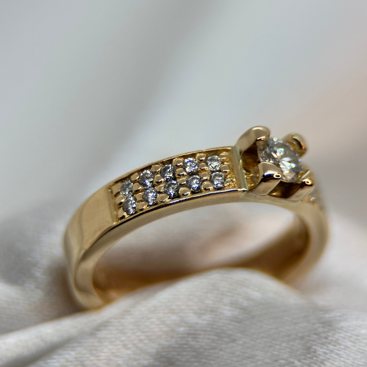 18K Enstensring med sidostenar 0.40 ct