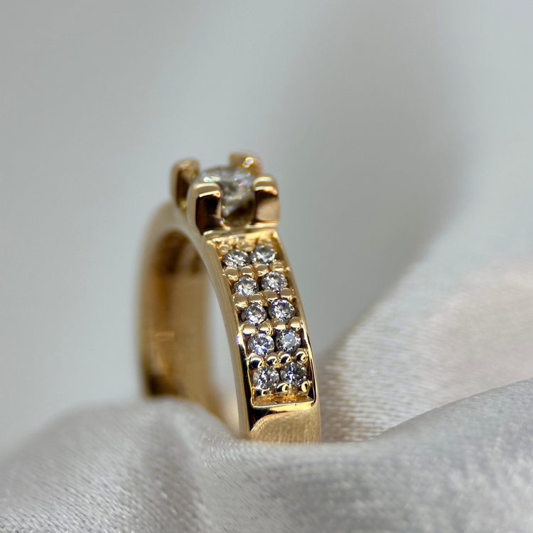 18K Enstensring med sidostenar 0.40 ct