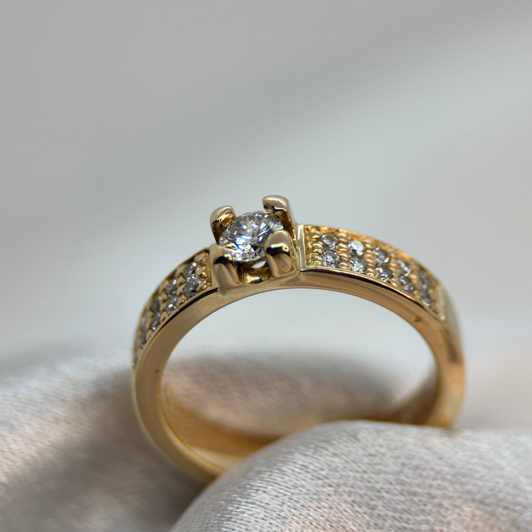 18K Enstensring med sidostenar 0.40 ct