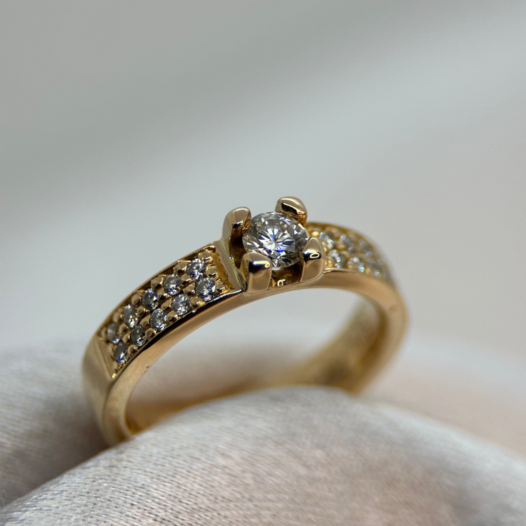 18K Enstensring med sidostenar 0.40 ct