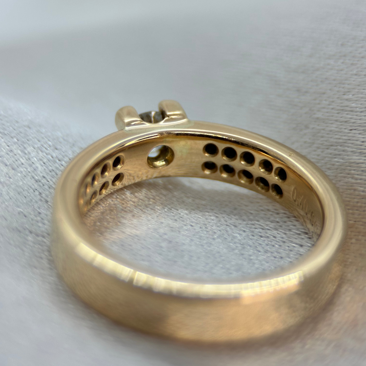 18K Enstensring med sidostenar 0.40 ct