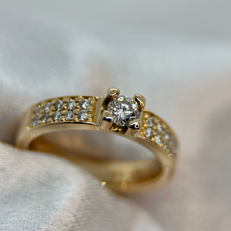 18K Enstensring med sidostenar 0.40 ct