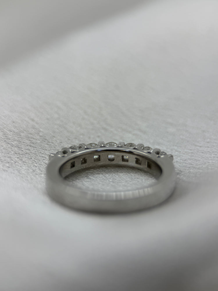 18K Halvalliansring med 7 diamanter – ca 0.49 ct totalt, Storlek 49