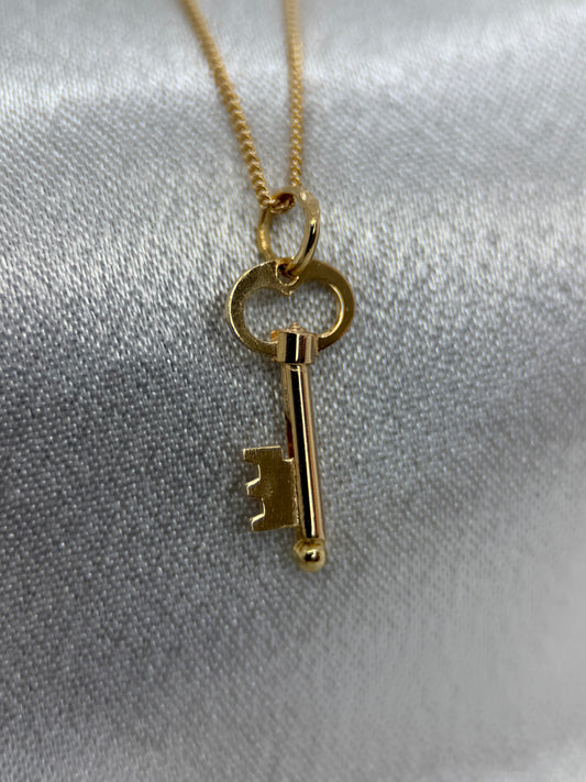 18K Gold Key Pendant – 2.2 cm