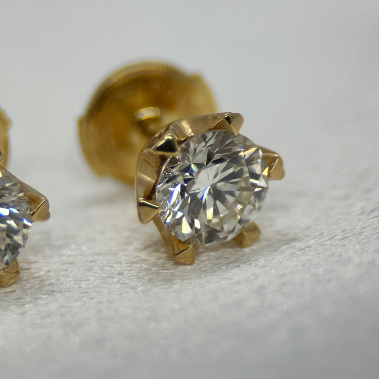 18K Diamantörhängen i sex-klo 0.61 ct styck