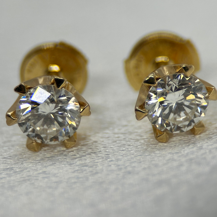 18K Diamantörhängen i sex-klo 0.61 ct styck