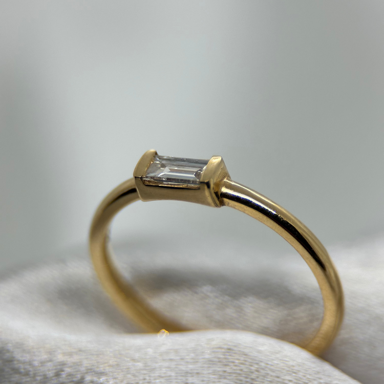 18K Diamantring med Baguetteslipad Diamant 0.20 ct