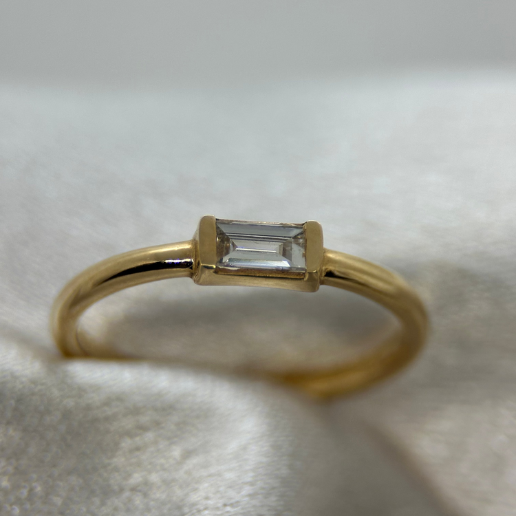18K Diamantring med Baguetteslipad Diamant 0.20 ct
