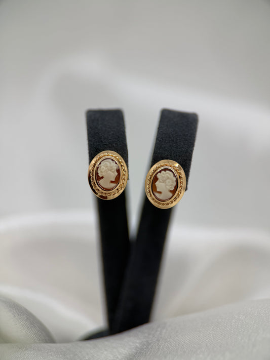 18K Pair of Shell Cameo Earrings – 1.5g, 1 cm