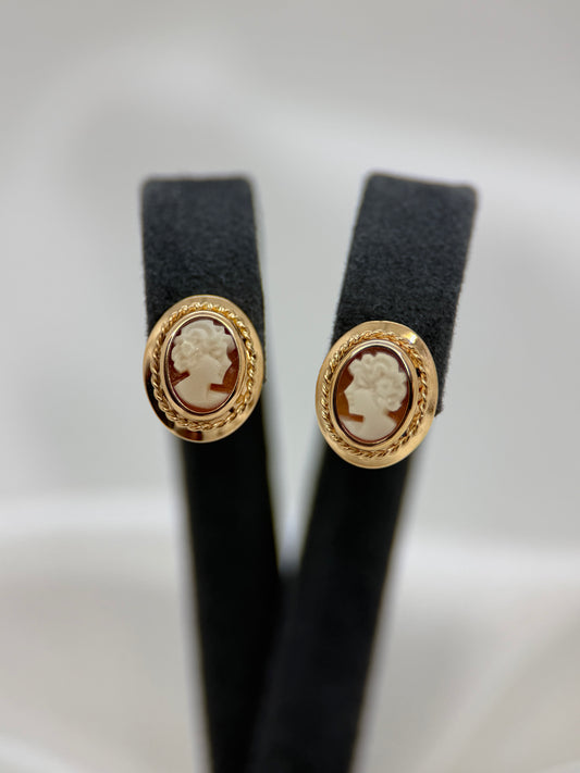 18K Pair of Shell Cameo Earrings – 1.5g, 1 cm