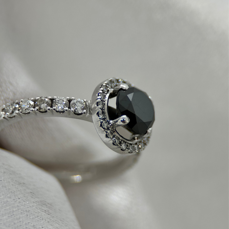 18K Halo-ring med Svart Diamant