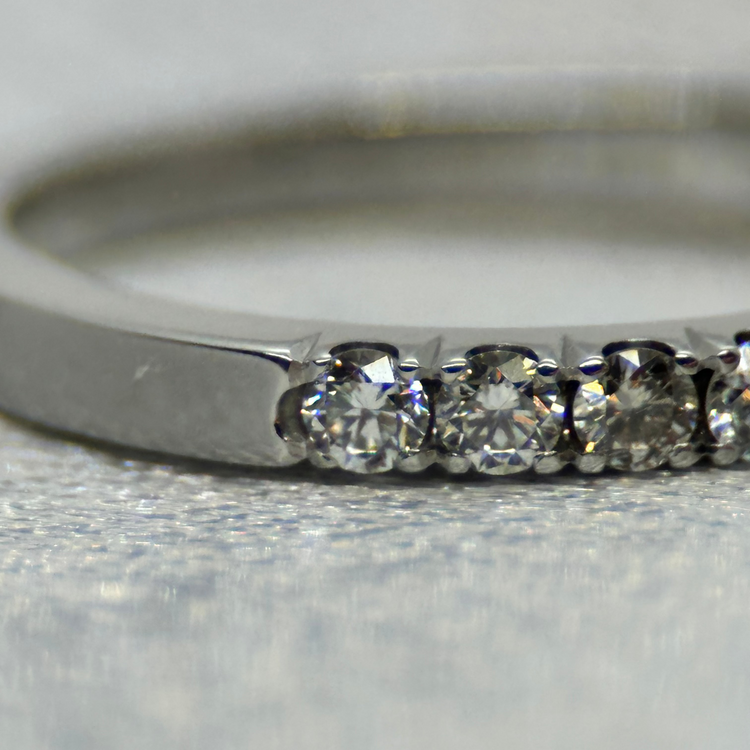 18K Halo-ring med Svart Diamant