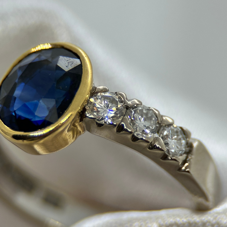 18K Safir Ring med Diamanter