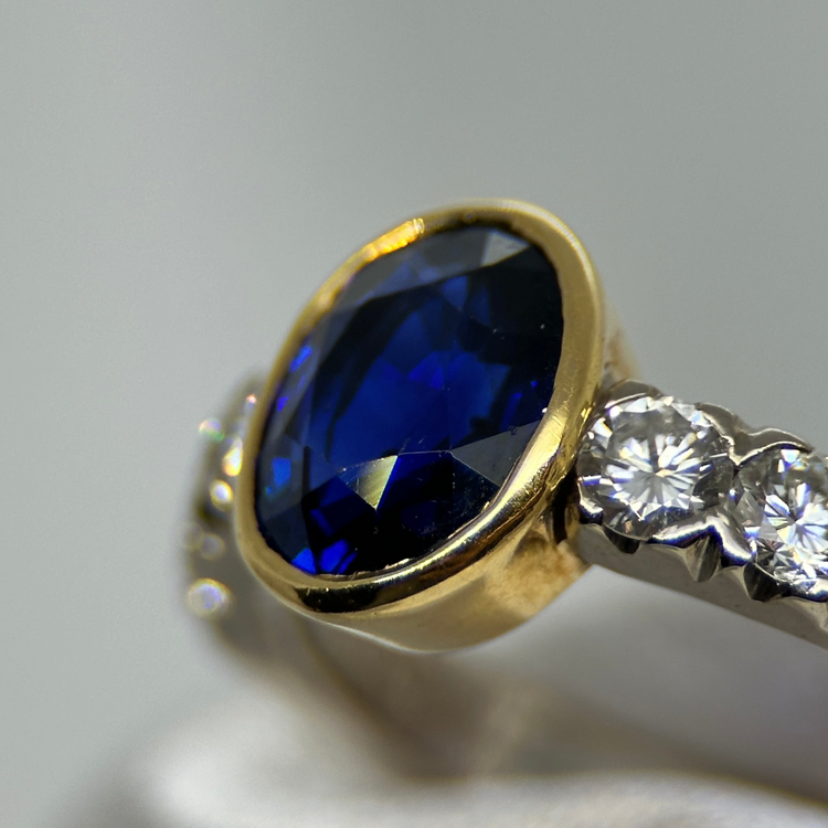 18K Safir Ring med Diamanter