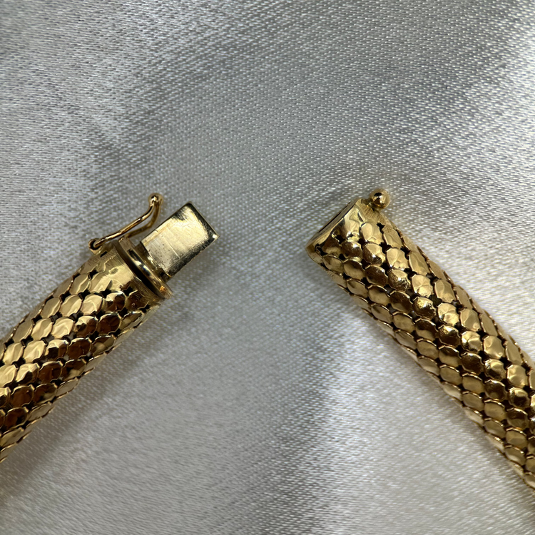 Halsband i Orm-design med Röda Stenar
