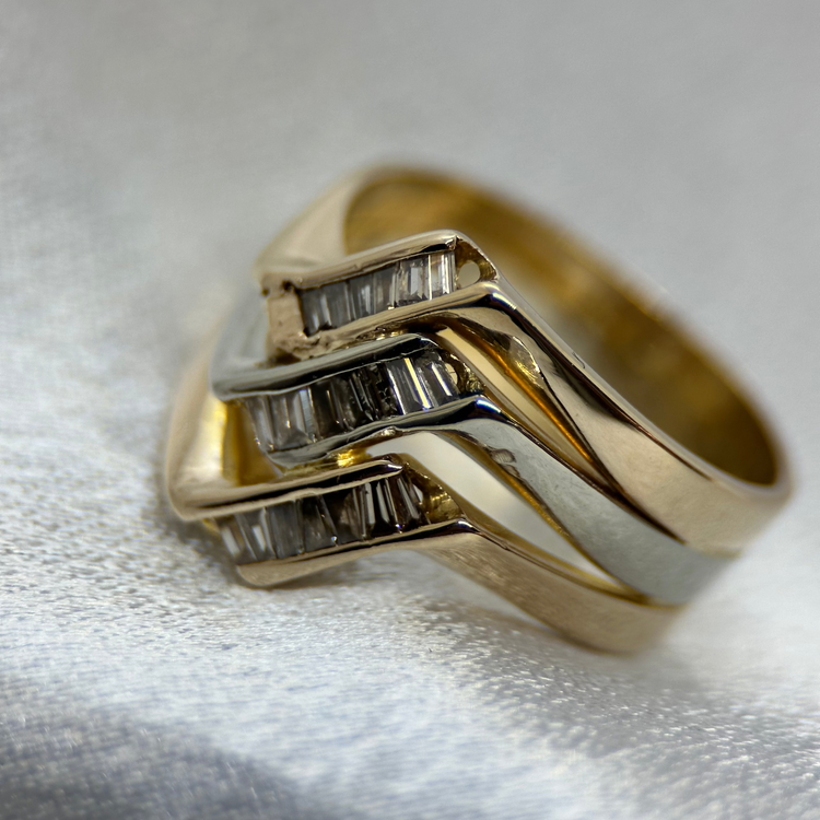 18K Klackring med Baguettslipade Diamanter