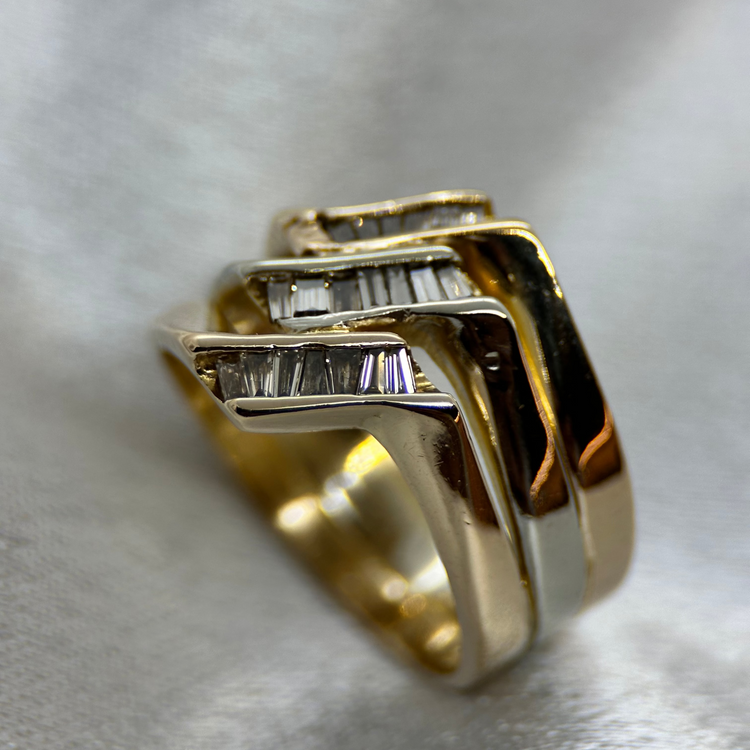 18K Klackring med Baguettslipade Diamanter