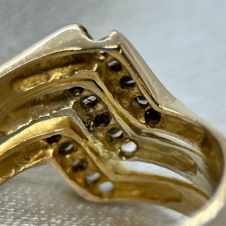 18K Klackring med Baguettslipade Diamanter