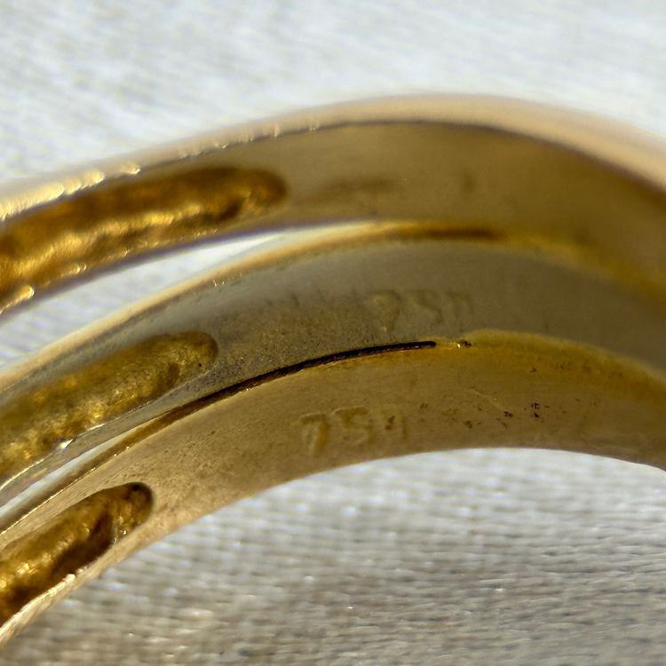 18K Klackring med Baguettslipade Diamanter