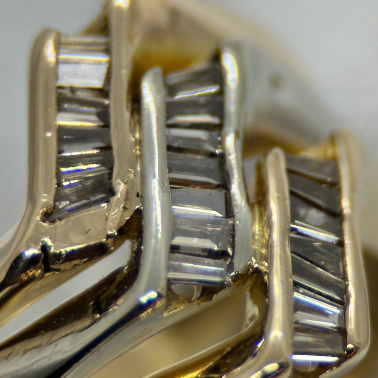 18K Klackring med Baguettslipade Diamanter