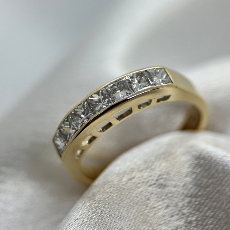 18K CB Design Ring med Prinsesslipade Diamanter