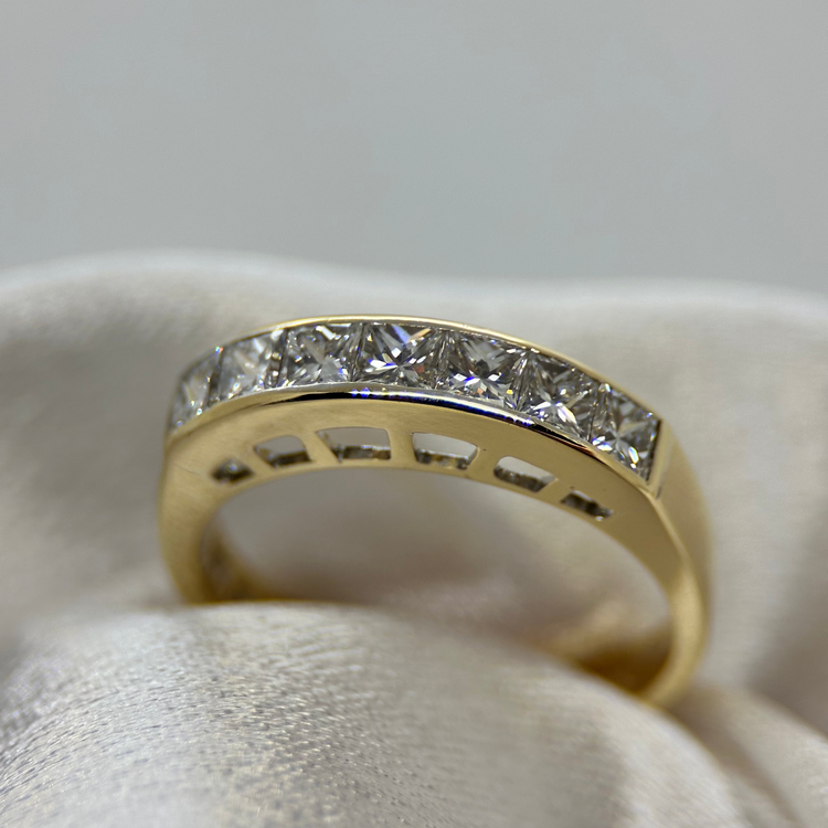 18K CB Design Ring med Prinsesslipade Diamanter