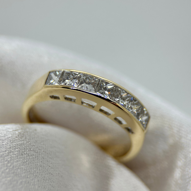 18K CB Design Ring med Prinsesslipade Diamanter