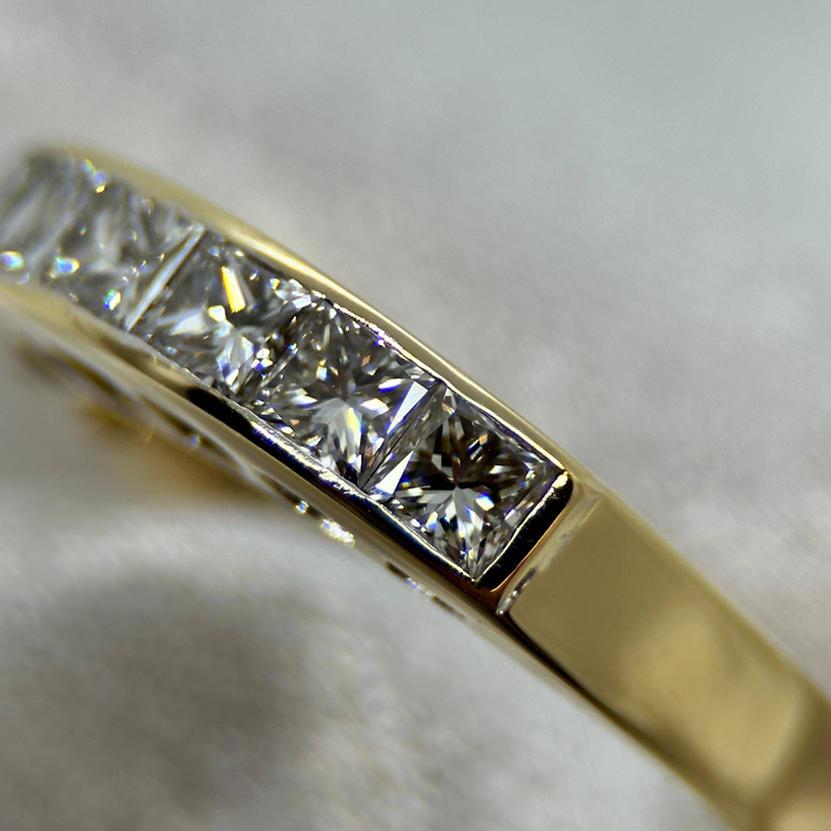 18K CB Design Ring med Prinsesslipade Diamanter