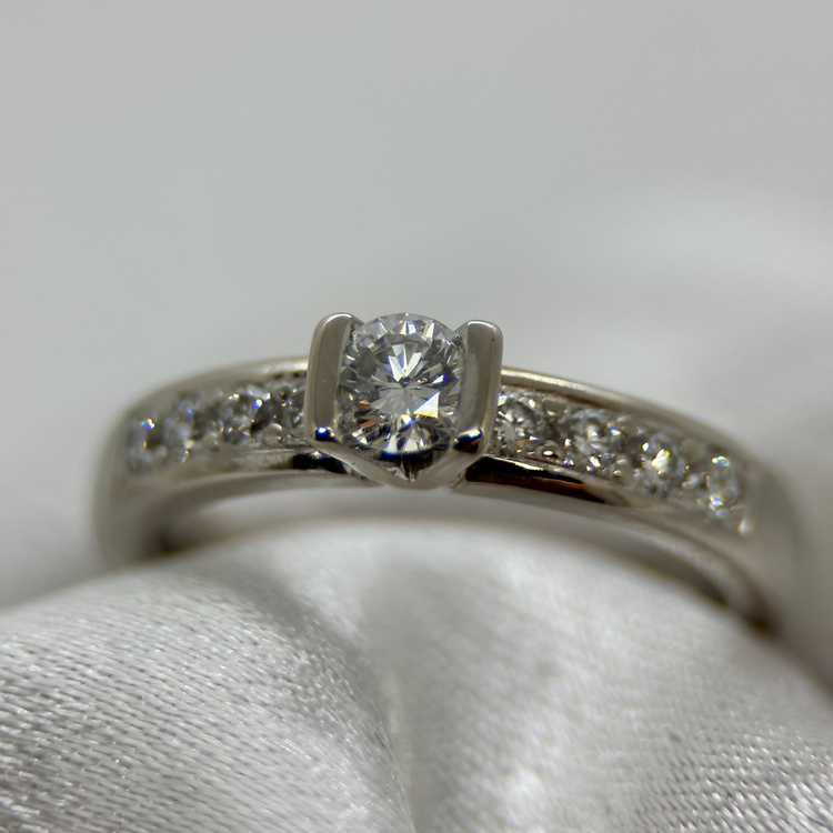 18K Diamantring med Sidostenar