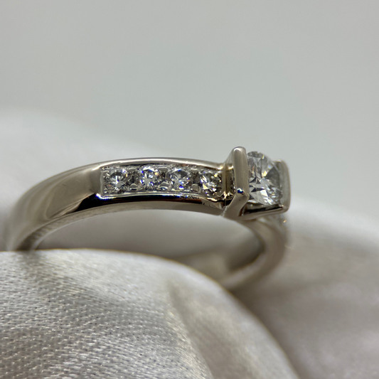 18K Diamantring med Sidostenar